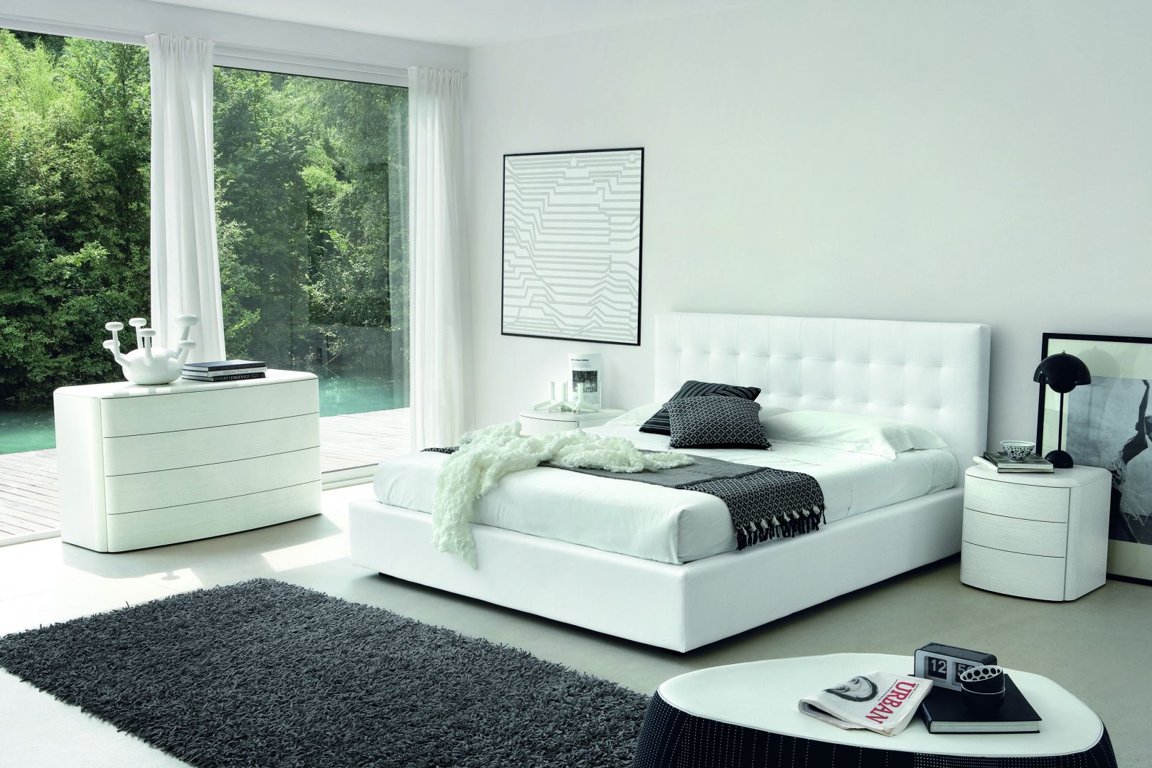 Łóżka tapicerowane często posiadają pikowane zagłówki, które nie tylko ładnie się prezentują - poprawiają także komfort wypoczynku. Fot. Go Modern Furniture 
