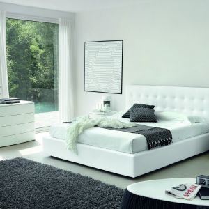 Łóżka tapicerowane często posiadają pikowane zagłówki, które nie tylko ładnie się prezentują - poprawiają także komfort wypoczynku. Fot. Go Modern Furniture 