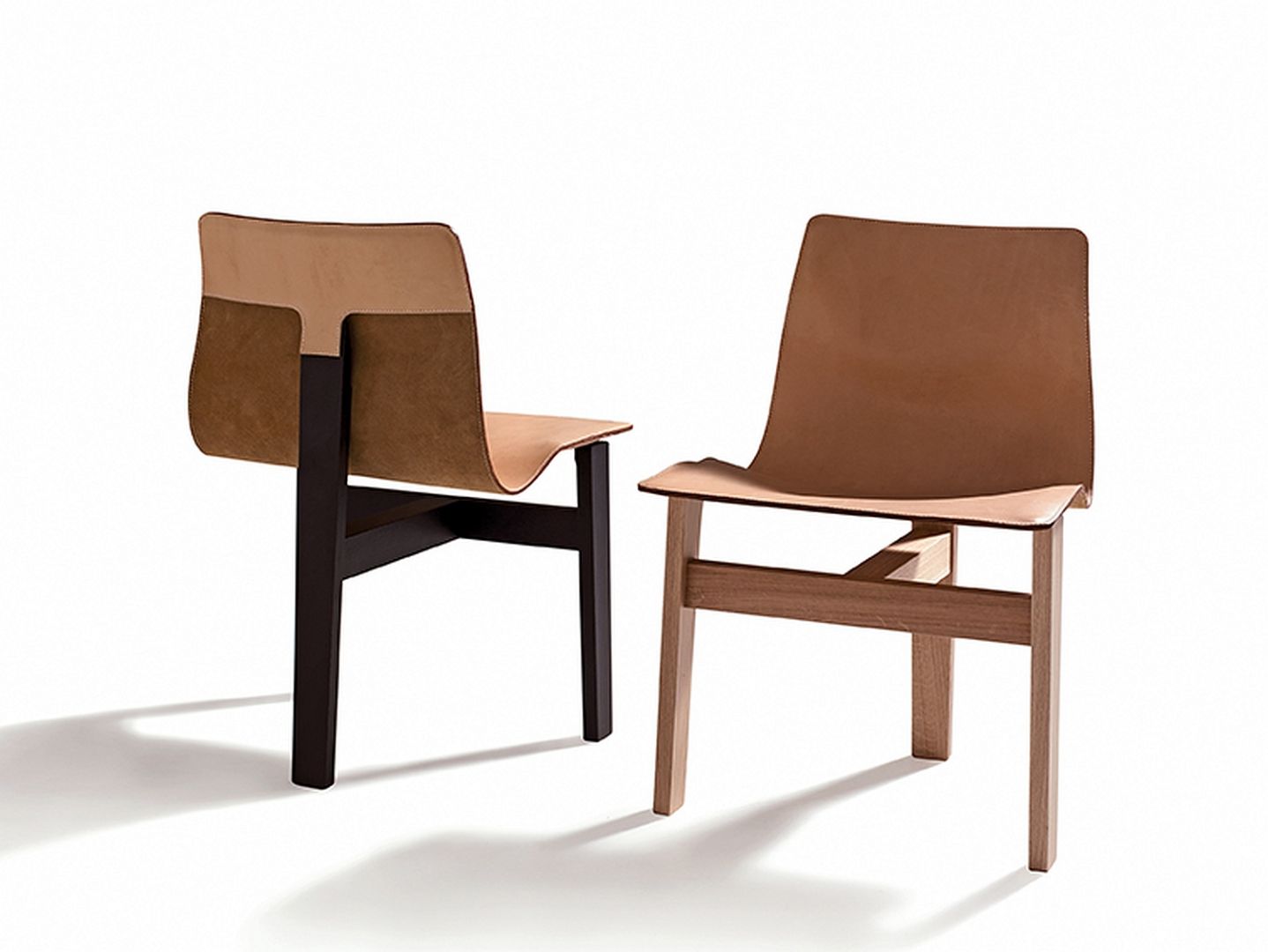 Komfortowe krzesło wykonane zostało z tradycyjnych materiałów, takich jak drewno i skóra. Charakterystyczne dla projektu jest falująca linia oparcia, która łagodnie przechodzi w siedzisko. Górną cześć podtrzymuje podstawa w kształcie litery T, na którą składają się trzy nogi. Fot. Agape