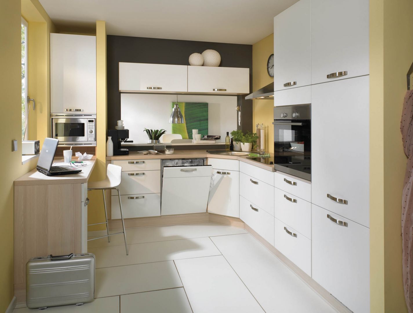 Nawet w najmniejszej kuchni sprawdzi się wysoka zabudowa. Można w niej przecież ukryć lodówkę i sprzęty do pieczenia. Na zdjęciu model Senso 404. Fot. Nobilia