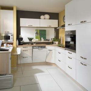Nawet w najmniejszej kuchni sprawdzi się wysoka zabudowa. Można w niej przecież ukryć lodówkę i sprzęty do pieczenia. Na zdjęciu model Senso 404. Fot. Nobilia