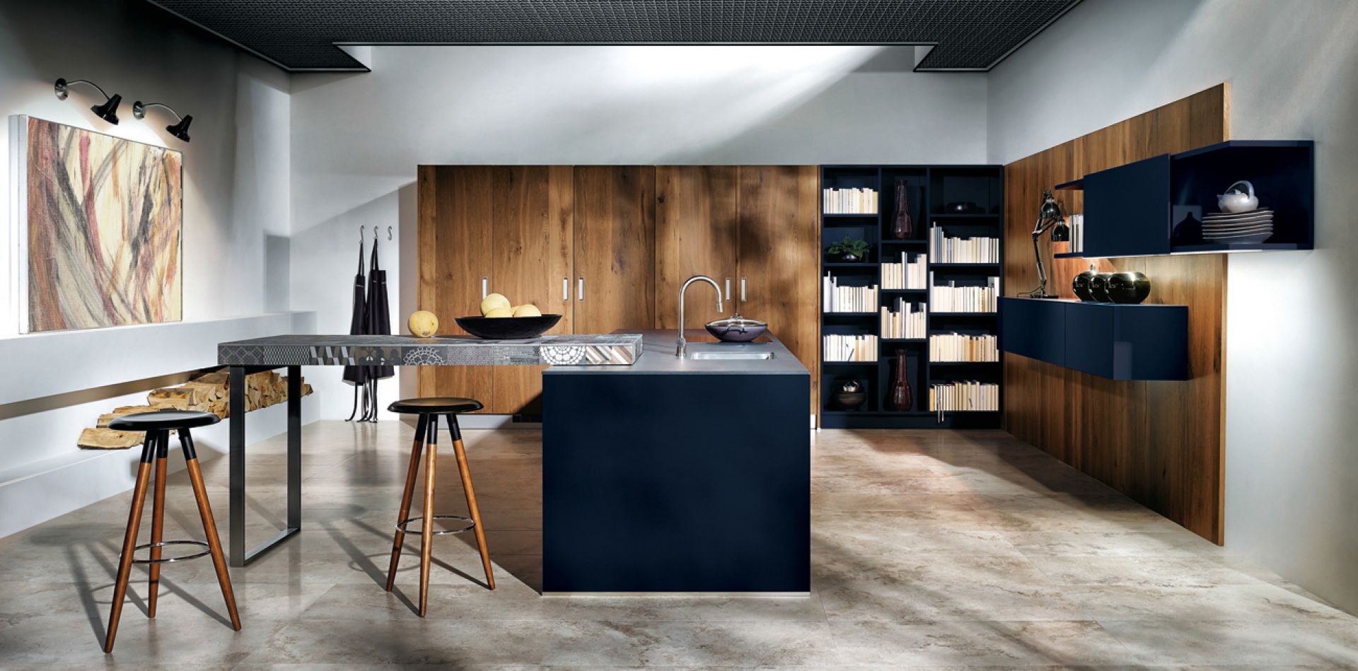 Szafki w kolorze indigo doskonale współgrają z drewnianymi frontami kuchennej szafy. Fot. Max-Fliz