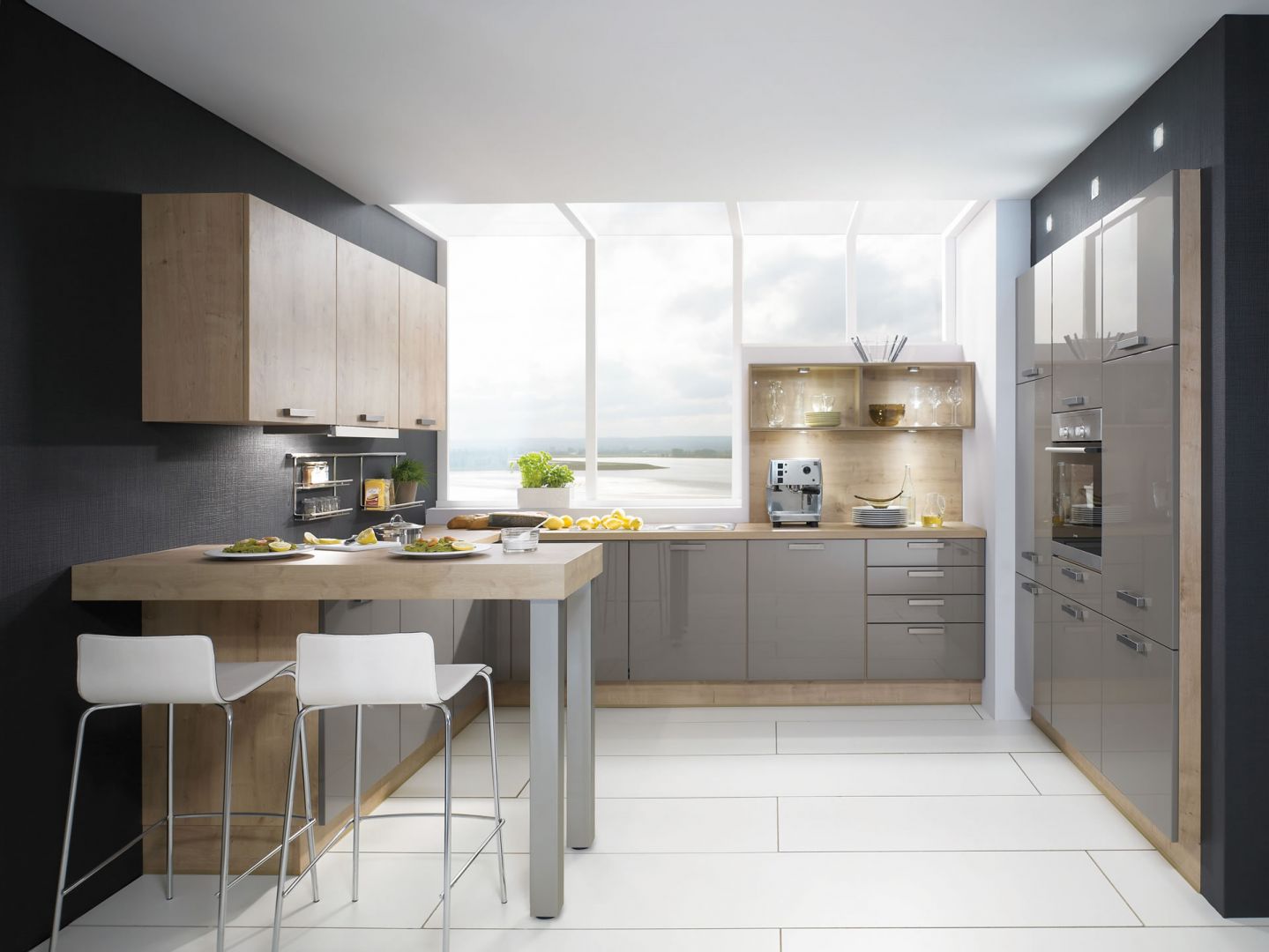Doskonałym zabiegiem powiększającym kuchnię jest umieszczenie szafy kuchennej we wnęce. To pozwala zaoszczędzić dodatkowe centymetry w pomieszczeniu. Na zdjęciu model Lux 828 Fot. Nobilia