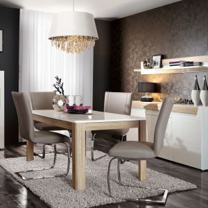 Biały, lakierowany blat stołu Jasmine pięknie komponuje się z nogami wykończonymi okleiną w kolorze jasnego drewna. Fot. Forte