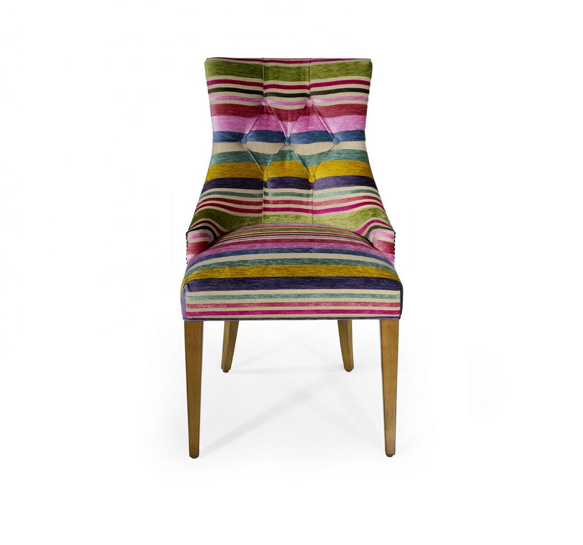 Krzesło obite kolorową tkaniną to propozycja  dla osób ceniących indywidualne rozwiązania. Fot. Officina Inglesia 