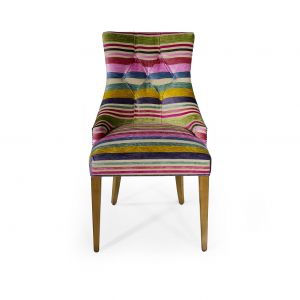 Krzesło obite kolorową tkaniną to propozycja  dla osób ceniących indywidualne rozwiązania. Fot. Officina Inglesia 