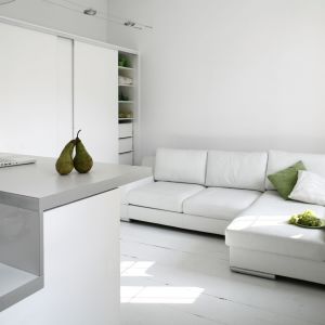 Na białej sofie w białym minimalistycznym wnętrzu możemy zastosować kolorowe poduszki. Idealnie ożywią wnętrze. Projekt: Lilianna Masewicz-Kowalska Fot. Bartosz Jarosz