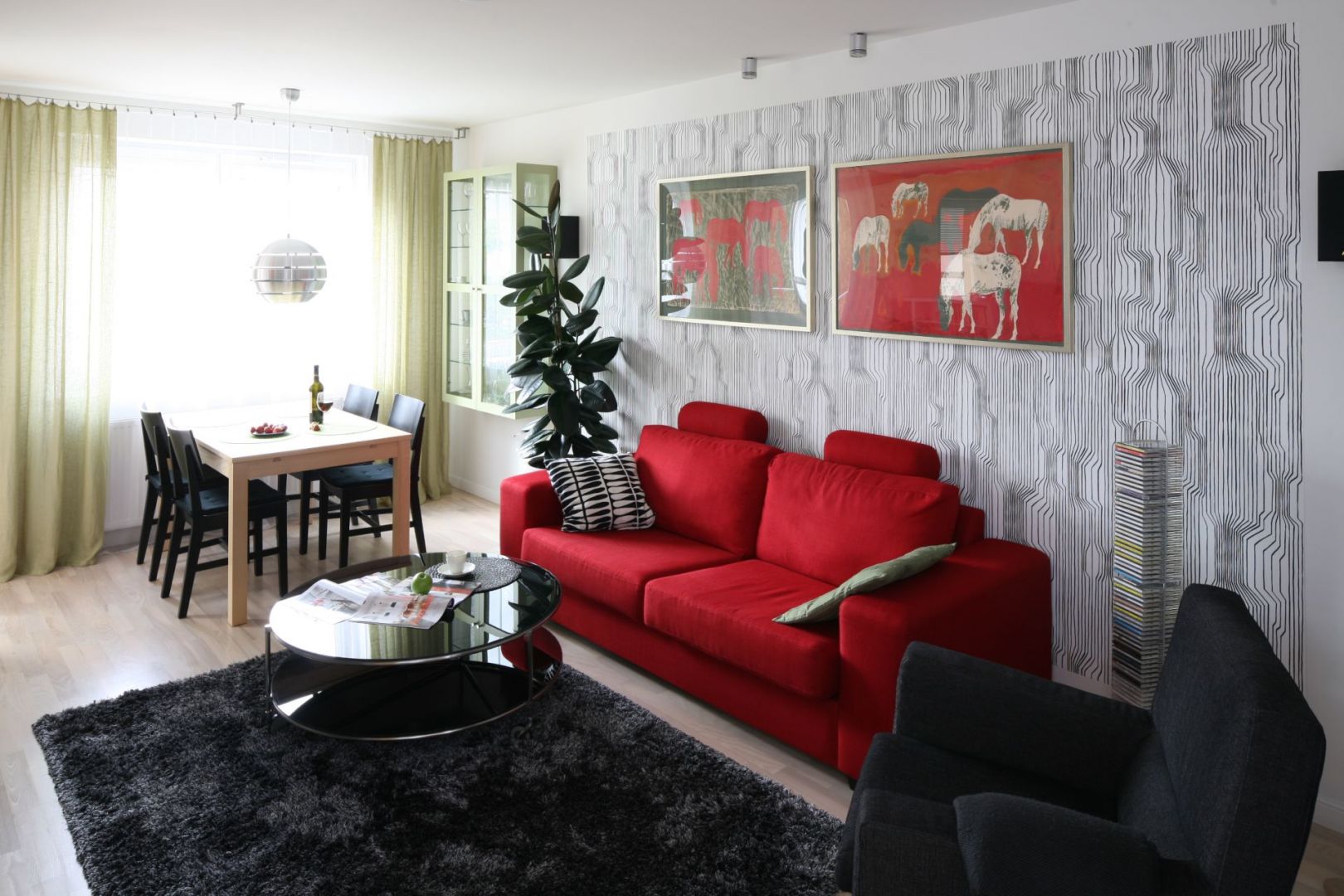 Czerwona sofa w pokoju dziennym z pewnością będzie elementem, który przykuwa uwagę. Projekt: Marta Kruk Fot. Bartosz Jarosz