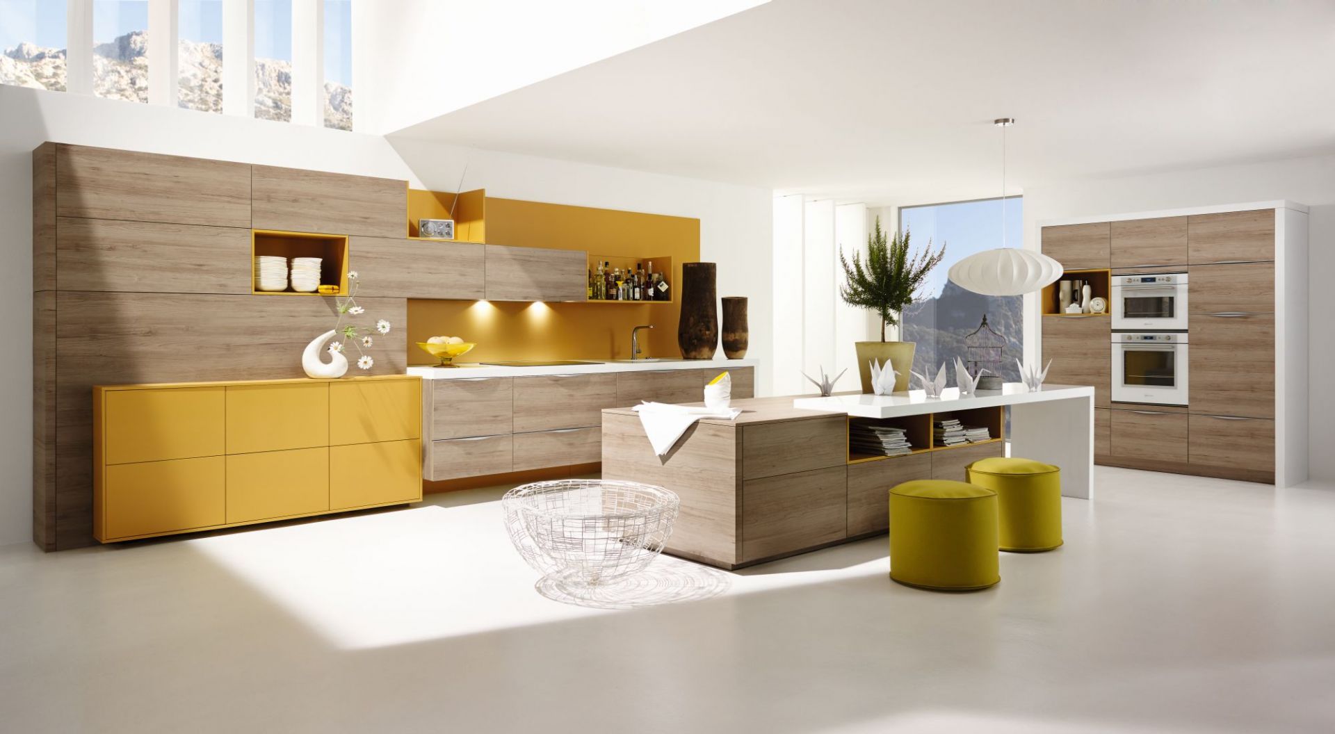 Współczesne szafki kuchenne w kolorze intensywnej żółci pięknie komponują się z drewnianymi blatami oraz regałami. Fot. Alno