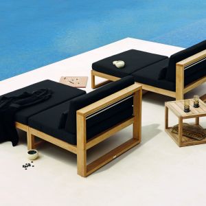 Drewniany, nowoczesny leżak z czarnym materacem prezentuje się bardzo elegancko. Fot. Manutti  