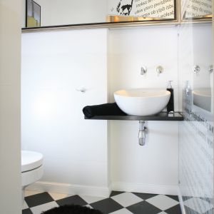 Szafki łazienkowe z lustrem świetnie sprawdzą się w małej łazience, ponieważ wizualnie powiększają przestrzeń. Projekt: Marta Kruk. Fot. Bartosz Jarosz 