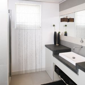 Czarno-białe łazienki nieustannie cieszą się duża popularnością. To, czy taka aranżacja będzie dobrze wyglądać, zależy przede wszystkim od wielkości wnętrza, proporcji kolorów i oświetlenia. Projekt: Małgorzata Mazur. Fot. Bartosz Jarosz 