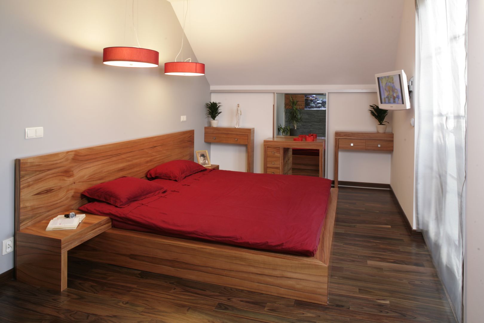 Mała sypialnia utrzymana w jasnej kolorystyce. Wygodne łóżko idealnie wpisuje się w niewielki metraż wnętrza. Projekt: Magda Olchowik. Fot. Bartosz Jarosz