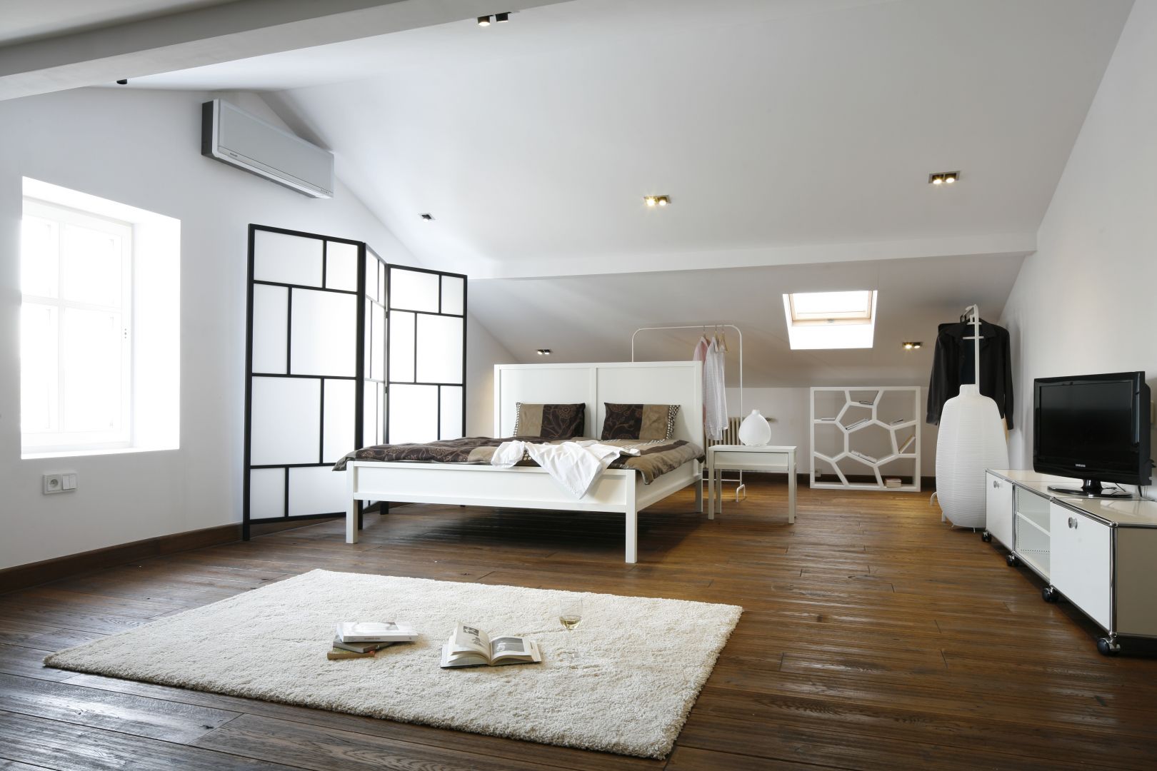 W minimalistycznej sypialni najlepiej sprawdzą się meble o prostych, geometrycznych kształtach oraz wszelkie ażurowe formy. Projekt: Konrad Grodziński. Fot. Bartosz Jarosz