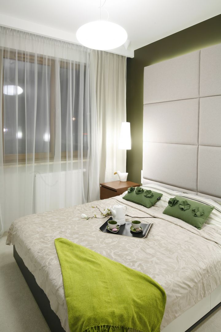 Wysoki, tapicerowany zagłówek łóżka sprawia, że wnętrze sypialni wygląda na wyższe i większe. Projekt: Michał Dudko, Formativ. Fot. Bartosz Jarosz