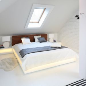 Podświetlone łóżko sprawi, że nasza sypialnia nabiera ciekawy wygląd. Projekt: Agnieszka Zaremba, Magdalena Kostrzewa-Świątek 