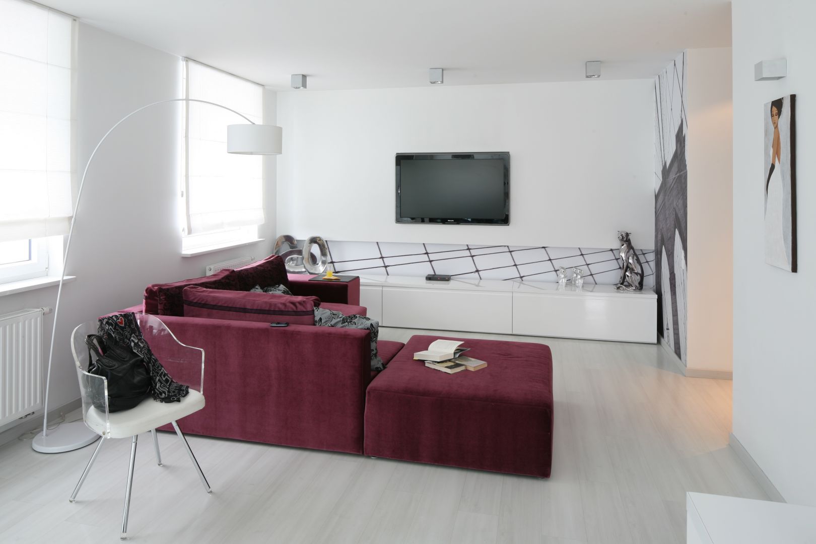 Urozmaiceniem minimalistycznego wnętrza, może być sofa w intensywnym kolorze. Projekt: Anna Maria Sokołowska. Fot. Bartosz Jarosz 