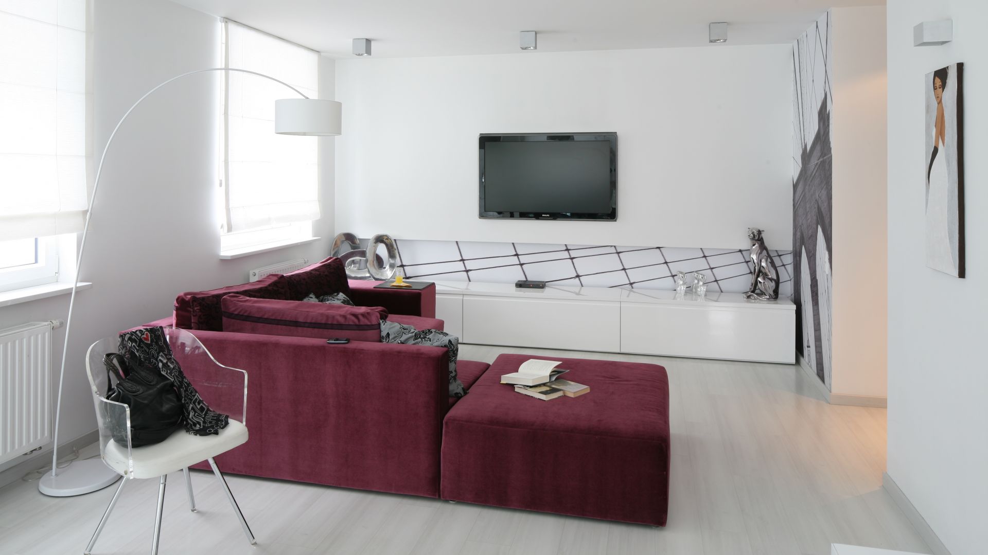 Urozmaiceniem minimalistycznego wnętrza, może być sofa w intensywnym kolorze. Projekt: Anna Maria Sokołowska. Fot. Bartosz Jarosz