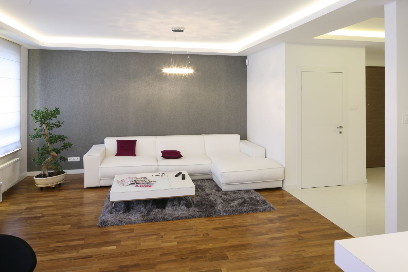 Mieszkanie w stylu minimalistycznym jest czyste, niezagracone i przestronne. Projekt: Agnieszka Hajdas-Obajtek. Fot. Bartosz Jarosz 