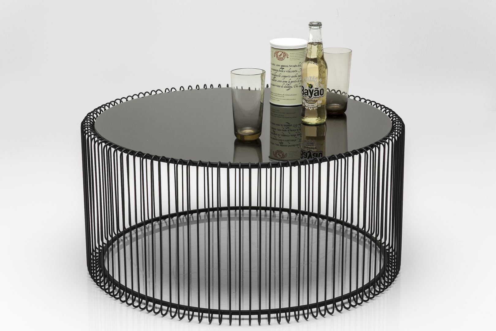 Minimalistyczna, niemal ażurowa podstawa sprawia, że stolik wygląda wyjątkowo lekko i nie przytłoczy niewielkich wnętrz. Fot. Kare Design 