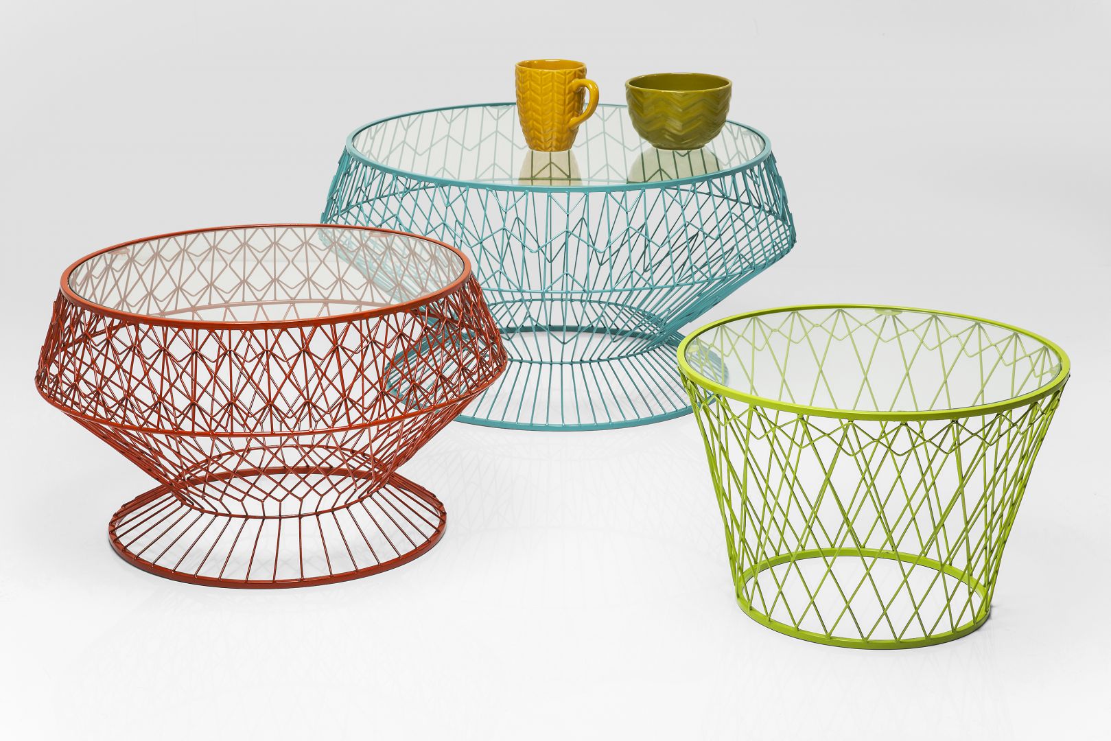 Kolorowy stolik z ażurową podstawą sprawi, że wnętrze nabierze lekki i ciekawy wygląd. Stolik Fot. Kare Design 