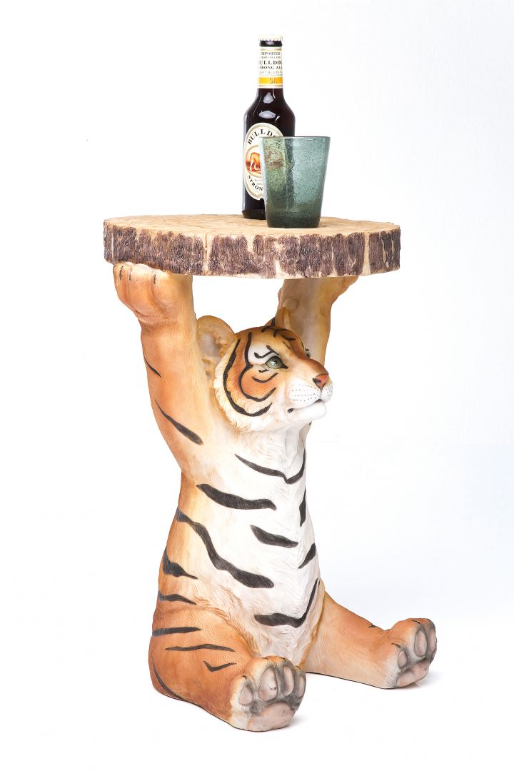 Oryginalny stolik tygrys - idealny dla miłośników nietypowych aranżacji. Fot. Kare Design