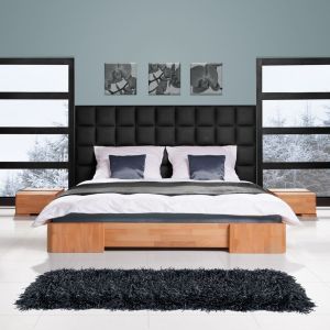 Bukowe łóżko Bit z panelem ściennym to ciekawa propozycja do sypialni. Fot. Beds.pl