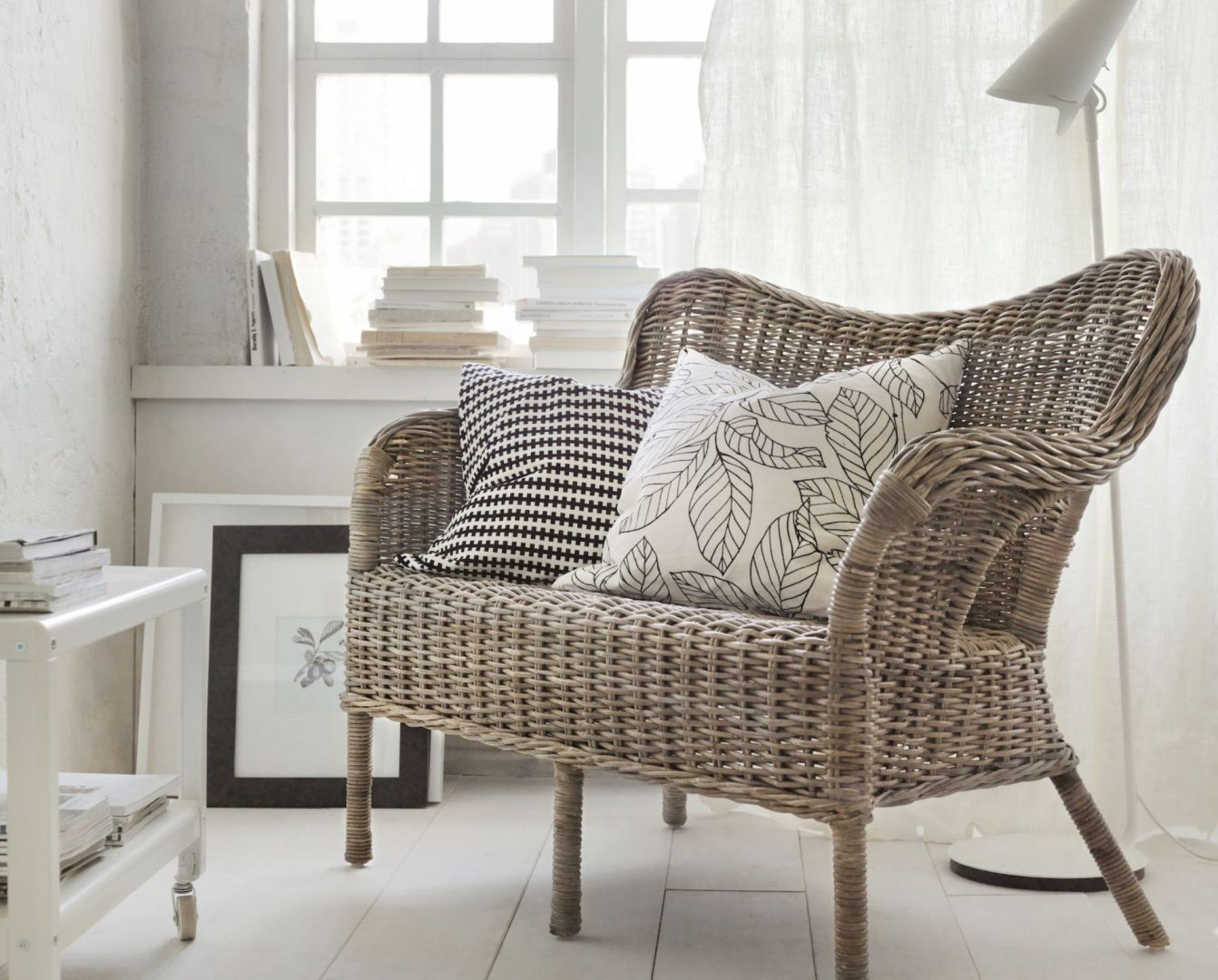 Wiklinowa sofa może być ozdobą salonu lub ogrodu. Fot. IKEA