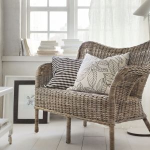 Wiklinowa sofa może być ozdobą salonu lub ogrodu. Fot. IKEA