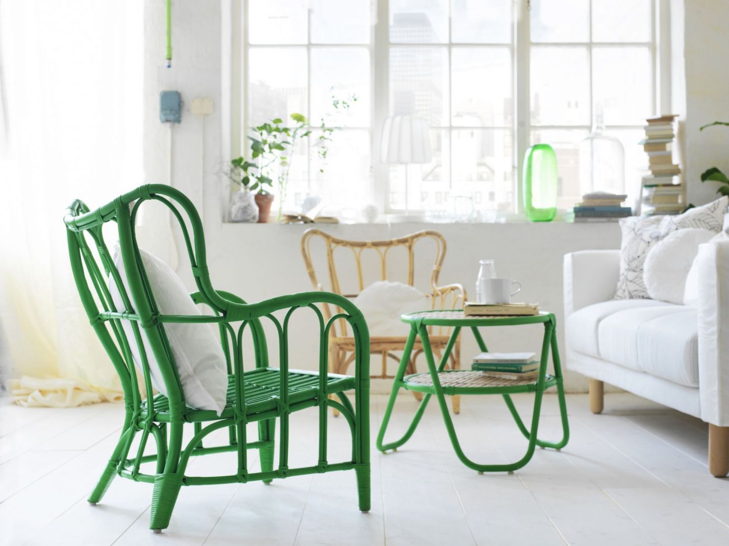 Zielony fotel wykonany z rattanu to doskonały mebel na okres letni. Soczysty kolor poprawi humor, a szerokie siedzisko zapewni ogromną wygodę. Fot. IKEA