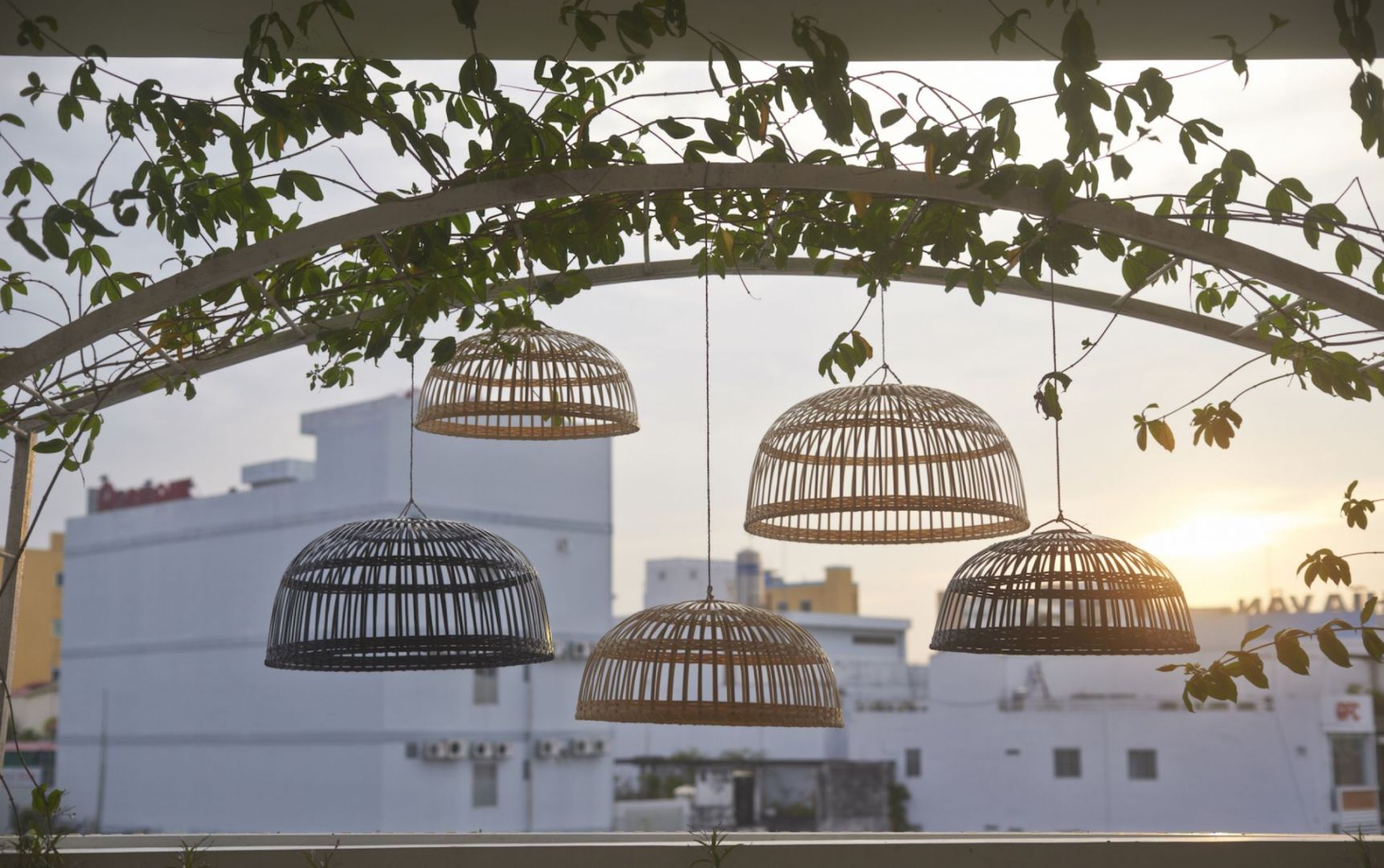 Plecione lampy dzięki ażurowej strukturze stworzą ciekawe wzory na suficie i ścianie, kiedy zapali się żarówkę. Fot. IKEA