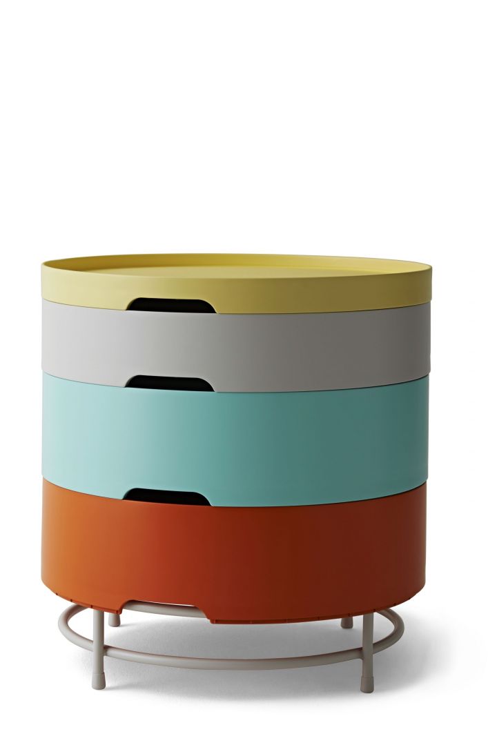 PS 2014 to kolorowy stolik z miejscem na przechowywanie drobnych przedmiotów. Fot. IKEA