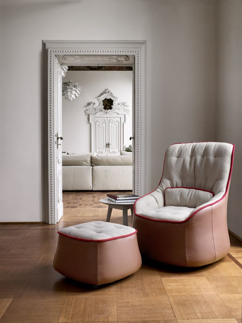 Fotel Ciprea to wariacja na temat klasycznego fotela z podnóżkiem. Ma nowoczesny wygląd i jest ciekawie wykończony dwoma kolorami tkanin. Fot. Swan