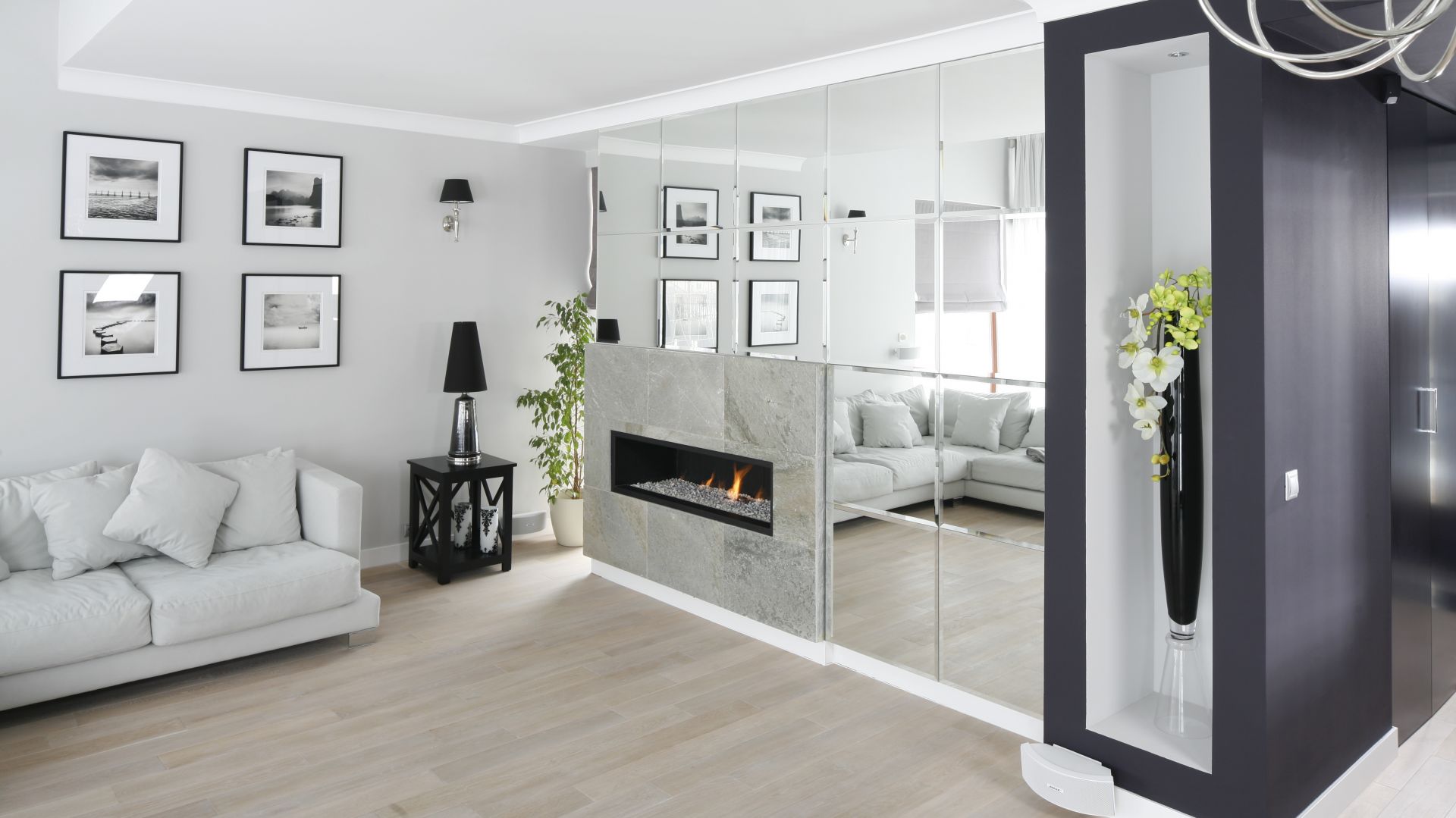 Lustra według Feng Shui pomnażają pozytywną energię. W salonie są więc bardzo pożądane. Projekt: Magdalena Smyk. Fot. Bartosz Jarosz