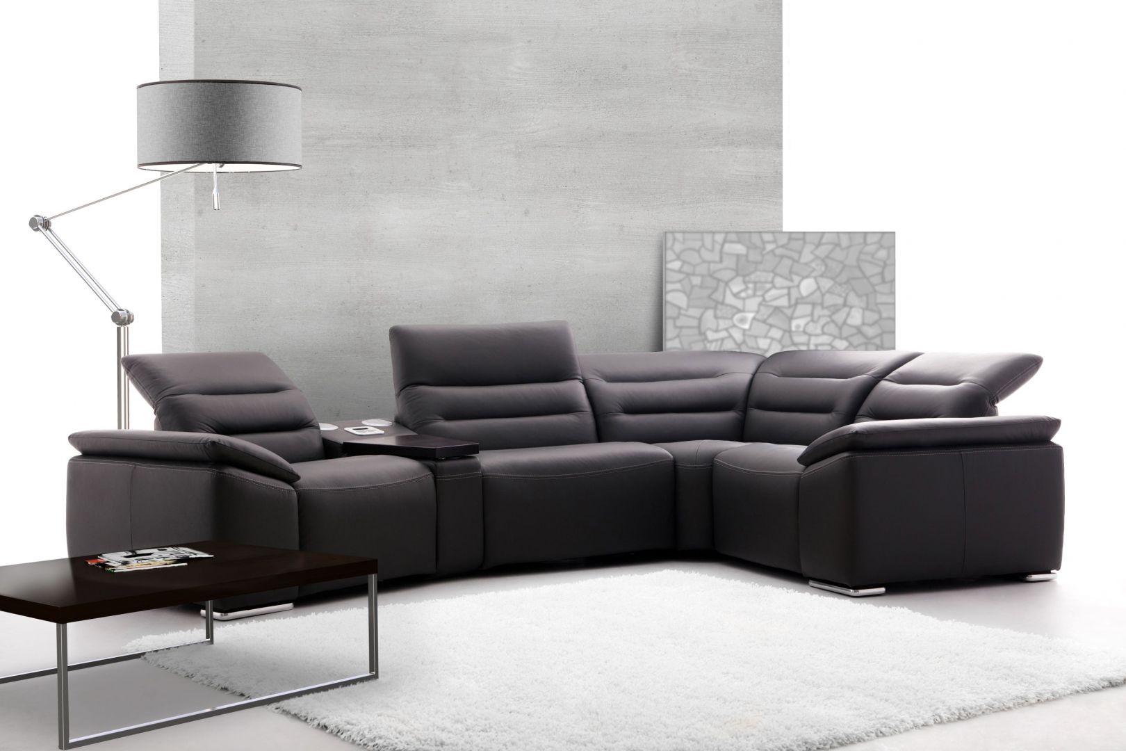 Wśród produktów marki Etap Sofa kolekcję „Impressione” wyposażono w elektryczną lub manualną funkcję relaksu oraz system audio. Fot. Etap Sofa