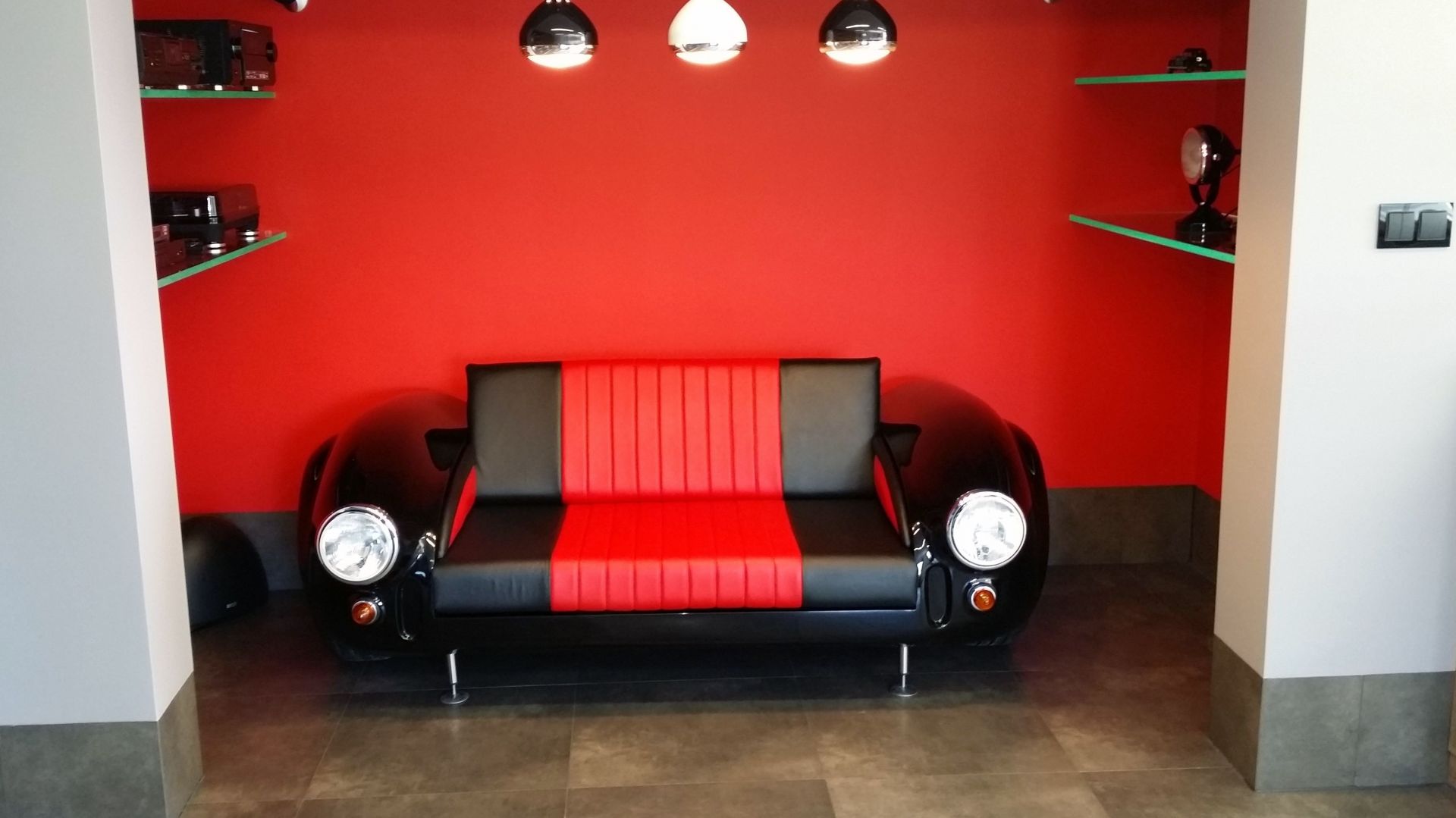 Sofa wykonana z BMW. Fot. Meble Samochodowe