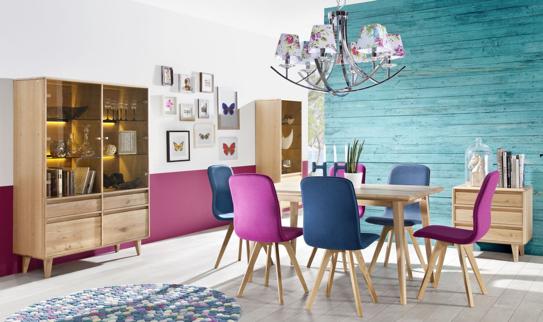 Jadalnia Lovell to proste i bardzo stylowe bryły mebli, wyposażone w ciepłe oświetlenie. Do stołu można dopasować kolorowe krzesła. Fot. Meble Matkowski