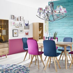 Jadalnia Lovell prezentuje nowoczesny styl. Ciekawym dodatkiem do prostego stylistycznie stołu, będą krzesła z kolorową tapicerką. Fot. Matkowski Meble