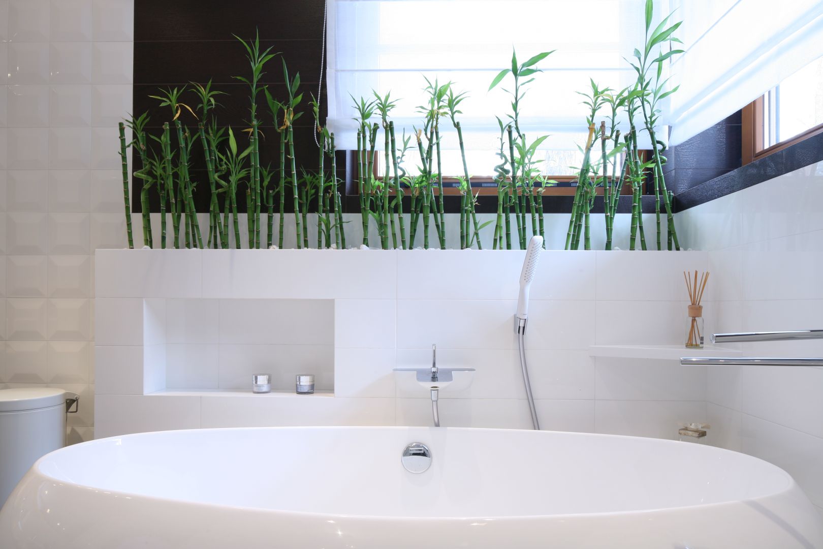 Warto w łazience zastosować motywy natury. Łodygi bambusa umieszczone nad wanną sprawią, że wnętrze stanie się bardziej naturalne. Projekt: Katarzyna Mikulska- Sękalska. Fot. Bartosz Jarosz