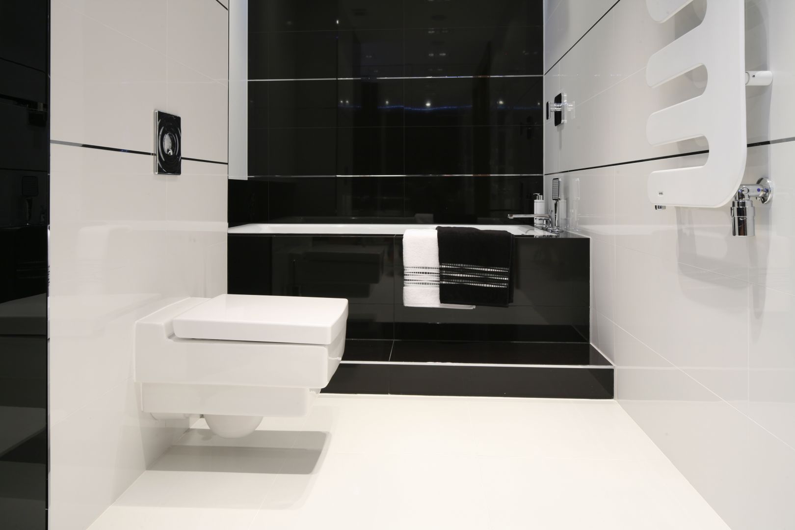 Czerń i biel to doskonały pomysł na modną, ale też stylową łazienkę. Jeśli wnętrze jest niewielkie, lepiej zastosować większą ilość białego koloru. Projekt: Anna Maria Sokołowska. Fot. Bartosz Jarosz
