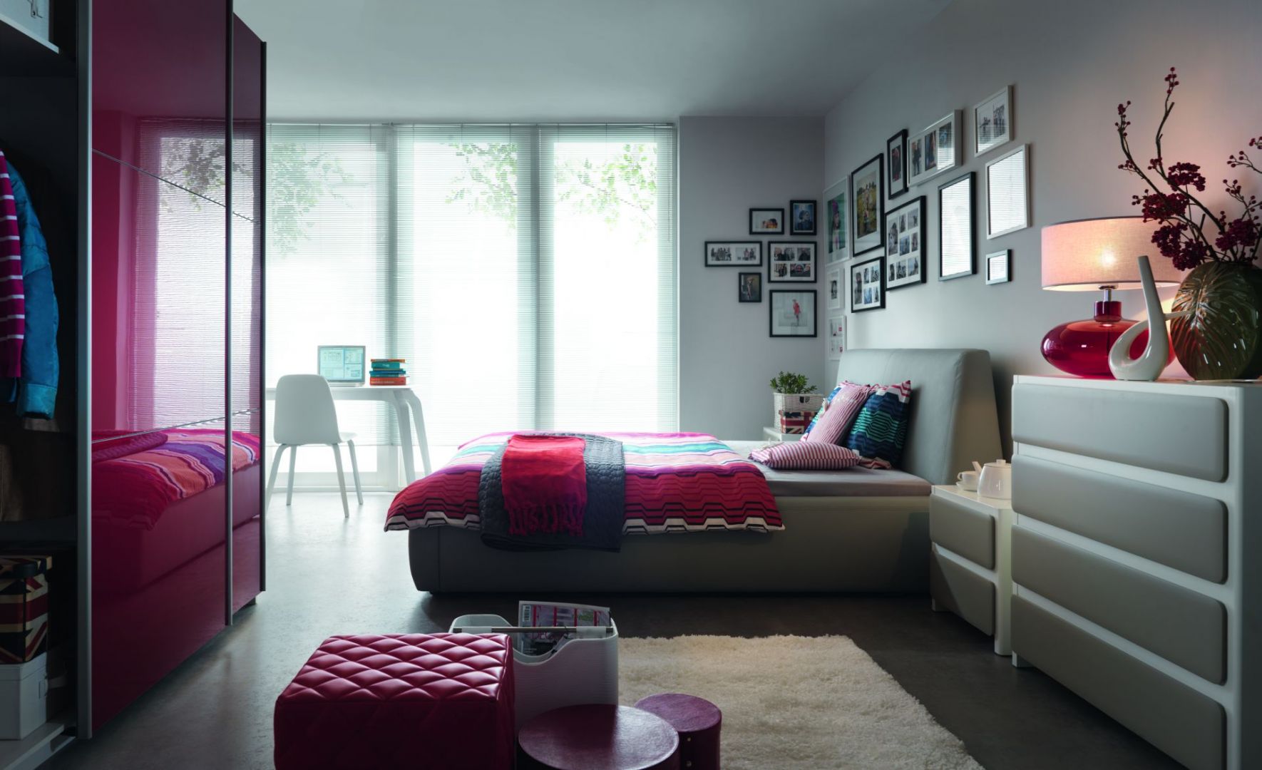 Miękkie, tapicerowane łóżko wcale nie musi kojarzyć się ze style glamour. Sypialnia Roksana to doskonały dowód na to, że miękkie łóżka mogą być minimalistyczne. Fot. BRW