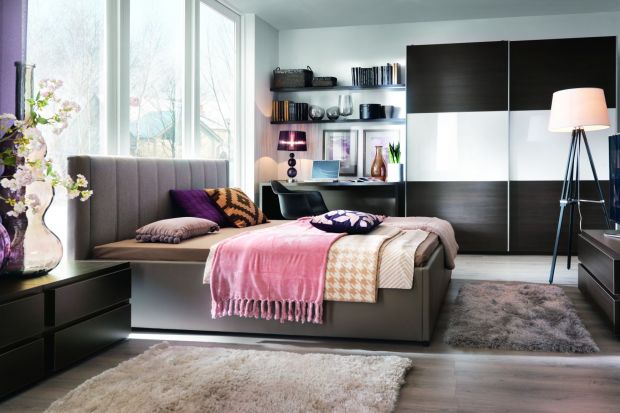 Wymarzona sypialnia może się kojarzyć z nastrojowymi dodatkami, jasną kolorystyką i pościelą w unikalny wzór. Oprócz klimatu ważny jest zdrowy, długi i głęboki sen – zapewni go nam wygodne łóżko.