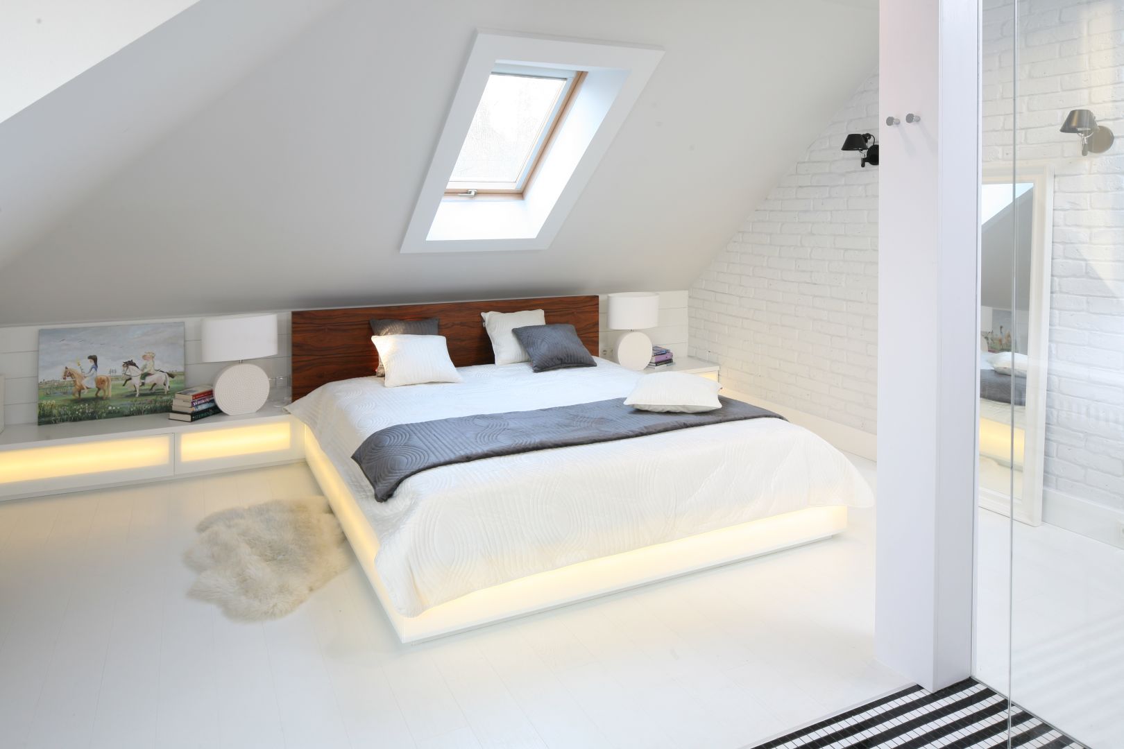 Łóżko z podświetloną podstawą to ciekawe rozwiązanie do sypialni na poddaszu. Projekt: Agnieszka Zaremba, Magdalena Kostrzewa-Świątek. Fot. Bartosz Jarosz 