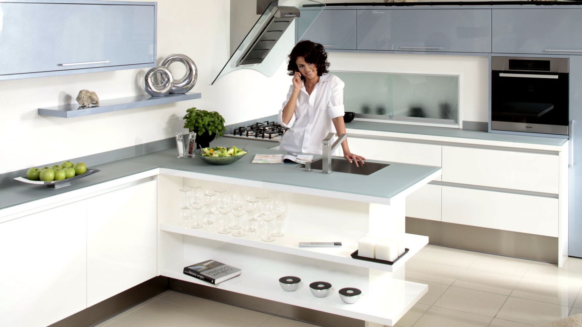 25 pięknych białych kuchni, które rozświetlą Twój dom