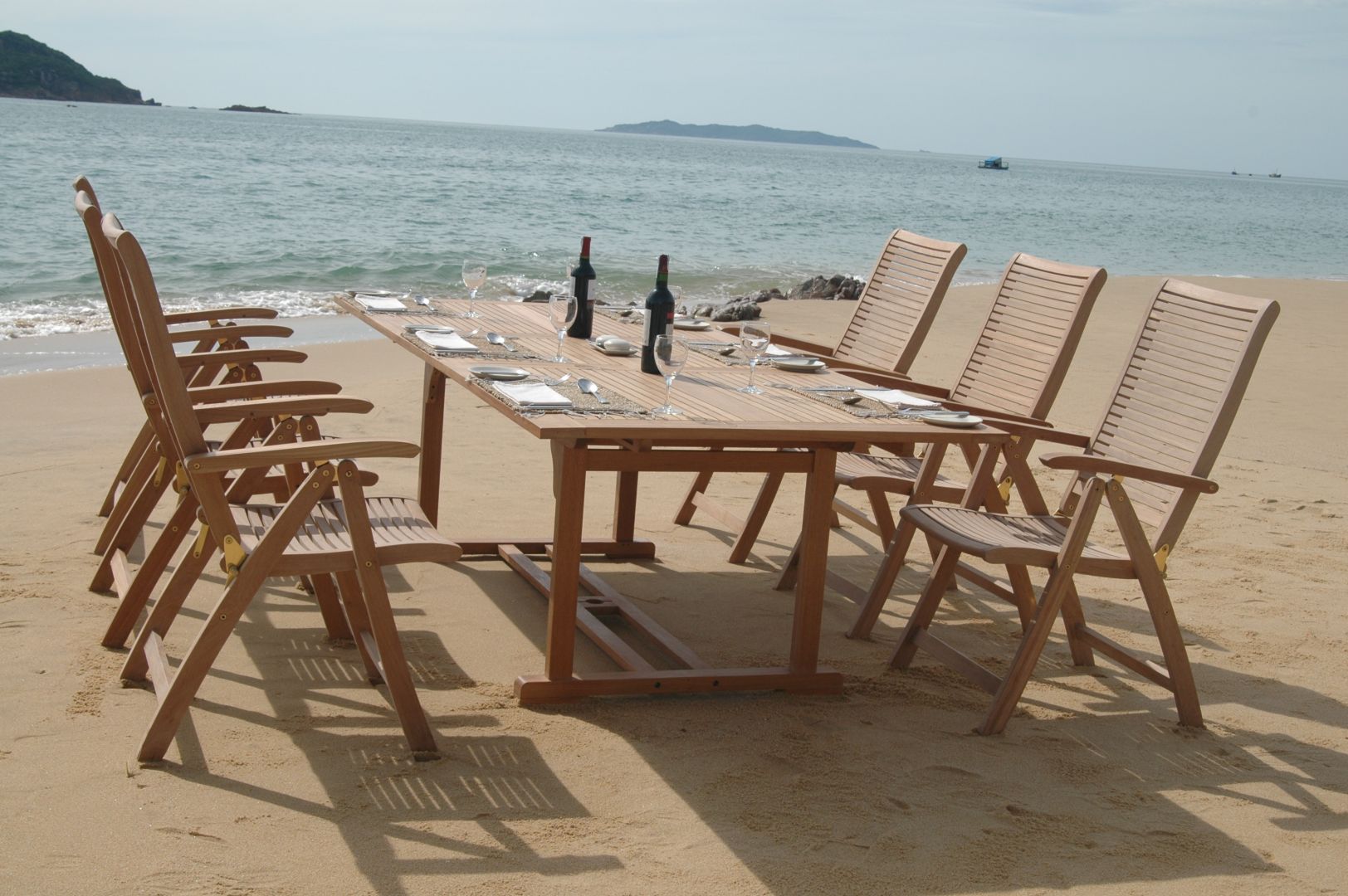 Składane krzesła i stół z kolekcji Rimini można swobodnie przenosić, ponieważ po złożeniu zajmują niewiele miejsca. Fot. Miloo