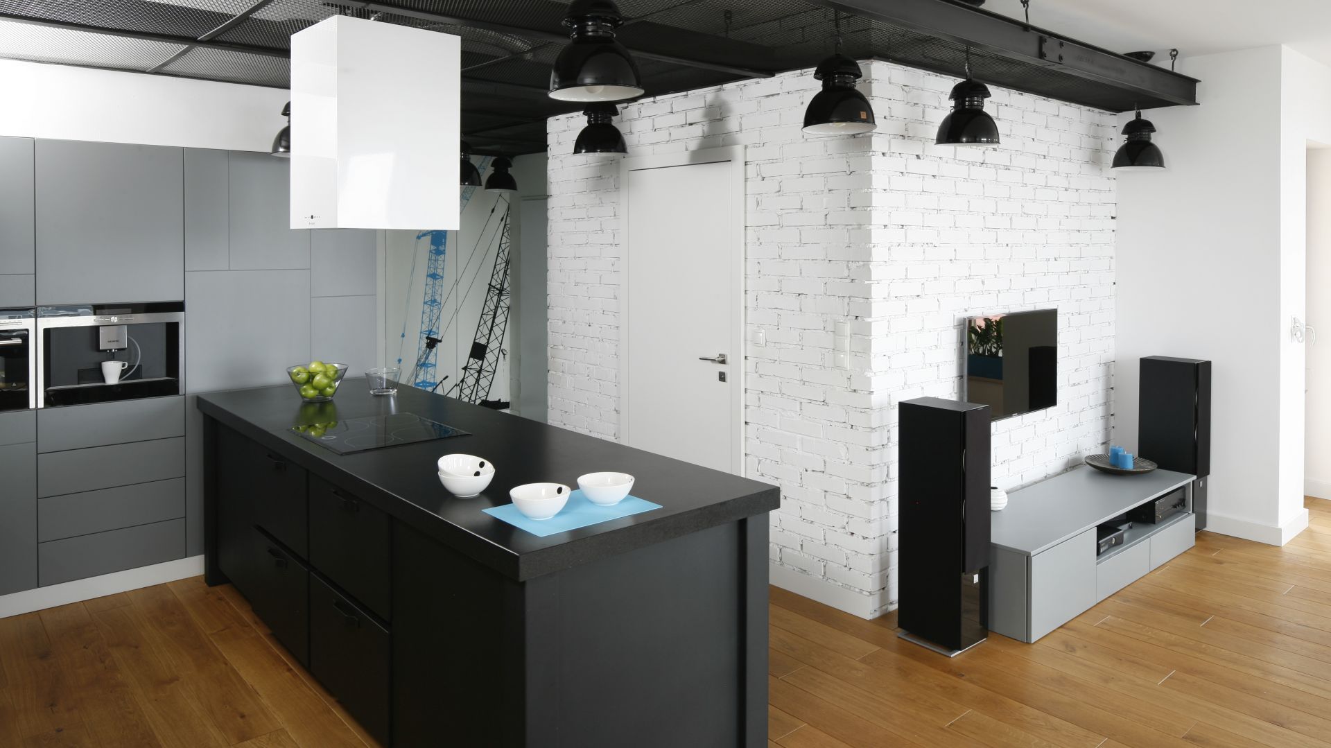 Moda na kuchnie w stylu loft nie słabnie. Aranżacje w tym stylu najlepiej prezentują się w szarościach. Projekt: Monika i Adam Bronikowscy. Fot. Bartosz Jarosz