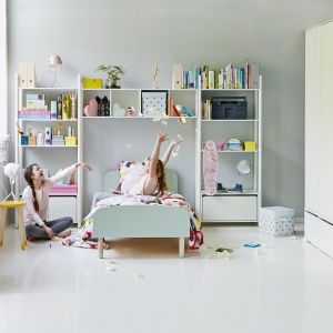 Pastelowe kolory to modne rozwiązanie do pokoju dziecka. Doskonale prezentują się na minimalistycznych w formie meblach. Fot. Flexa