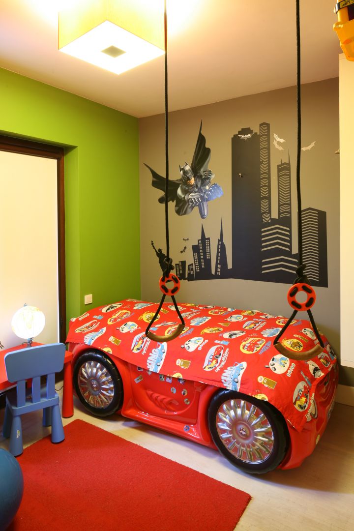 Kolory pokój małego łowcy przygód. Ciekawym elementem wnętrza jest łóżeczko przypominające samochód. Projekt: Monika Włodarczyk, Jarosław Jończyk. Fot. Bartosz Jarosz