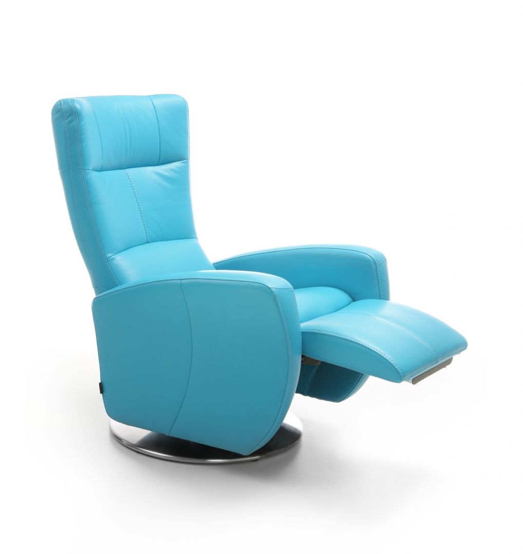 Fotel Innari to wielofunkcyjny, obrotowy mebel z funkcją relaksu. Dzięki sensorom elektrycznym można go łatwo rozłożyć do dowolnej pozycji. Fot. Gala Collezione 