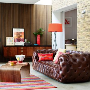 Pikowana sofa o obłych kształtach sprawdzi się w salonie urządzonym w modernistycznym stylu. Fot. DFS Furniture